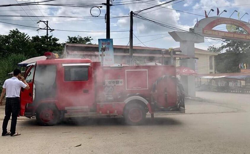 Xe cứu hỏa đỗ ven đường bỗng phát ra khói mù mịt gây chú ý của dư luận .Ảnh: TL