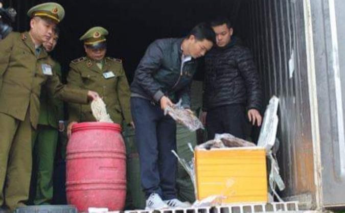 Lực lượng chức năng đang kiểm tra, kiểm đếm số hàng nội tạng động vật .Ảnh: Nông Tùng