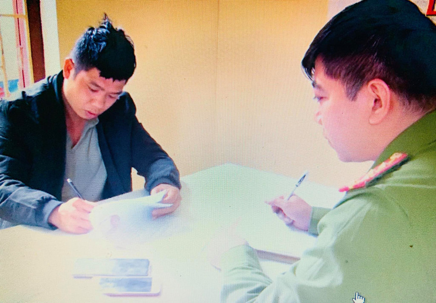 Đối tượng Tuấn (bìa trái) khai nhận, đã sử dụng xe ô tô bán tải để vận chuyển trâu đi tiêu thụ .Ảnh: Duy Chiến