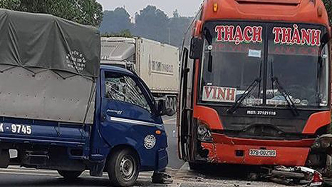Vụ tai nạn liên hoàn xảy ra trên tuyến đường 1A. Ảnh: HL