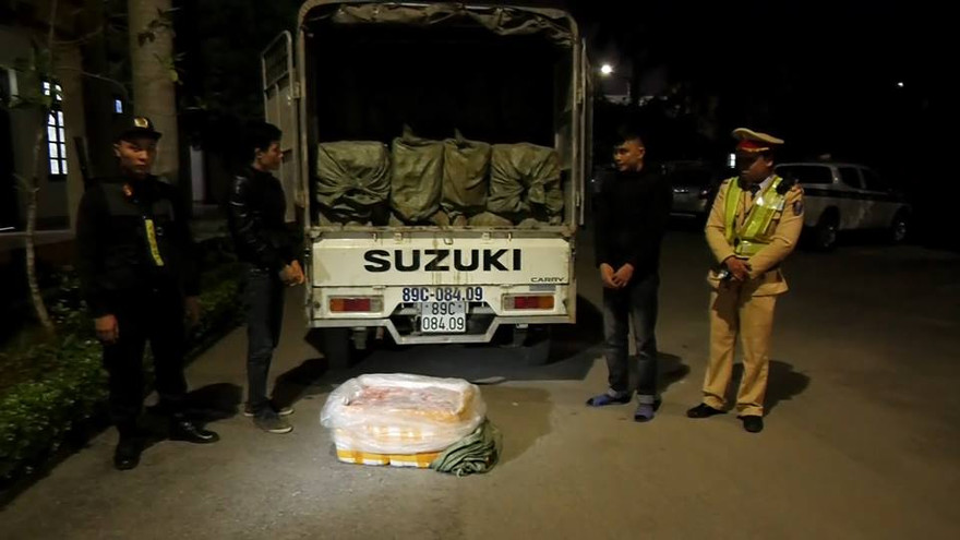 Giáp và Linh cùng tang vật.Ảnh: Trung Kiên