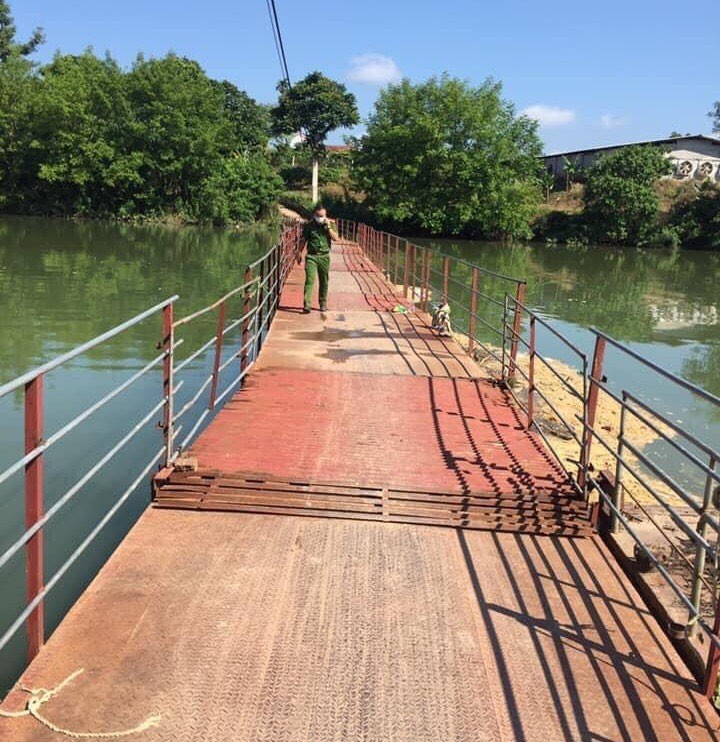 Lực lượng chức năng tiến hành khám nghiệm hiện trường vụ việc có xác chết ở bến phà .Ảnh: DC