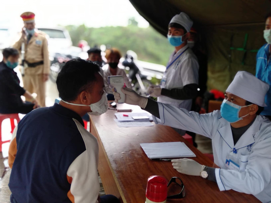 Các chốt kiểm tra đo thân nhiệt, các biện pháp y tế người và phương tiện qua địa bàn Lạng Sơn .Ảnh: Duy Chiến