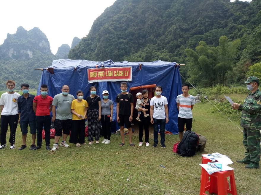 Đồn Biên phòng cửa khẩu Lý Vạn ngăn chặn 12 công dân nhập cảnh trái phép qua đường mòn .Ảnh: CB
