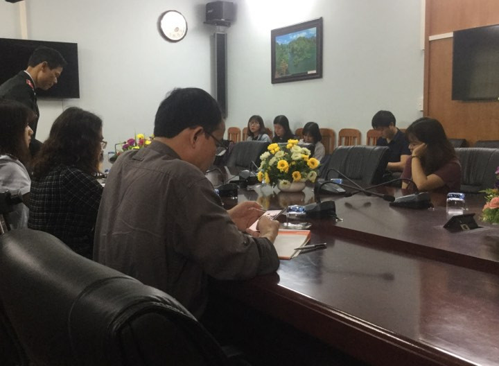 Bà Tr bị lập biên bản về hành vi đưa thông tin không đúng sự thật trên mạng xã hội .Ảnh: Duy Chiến