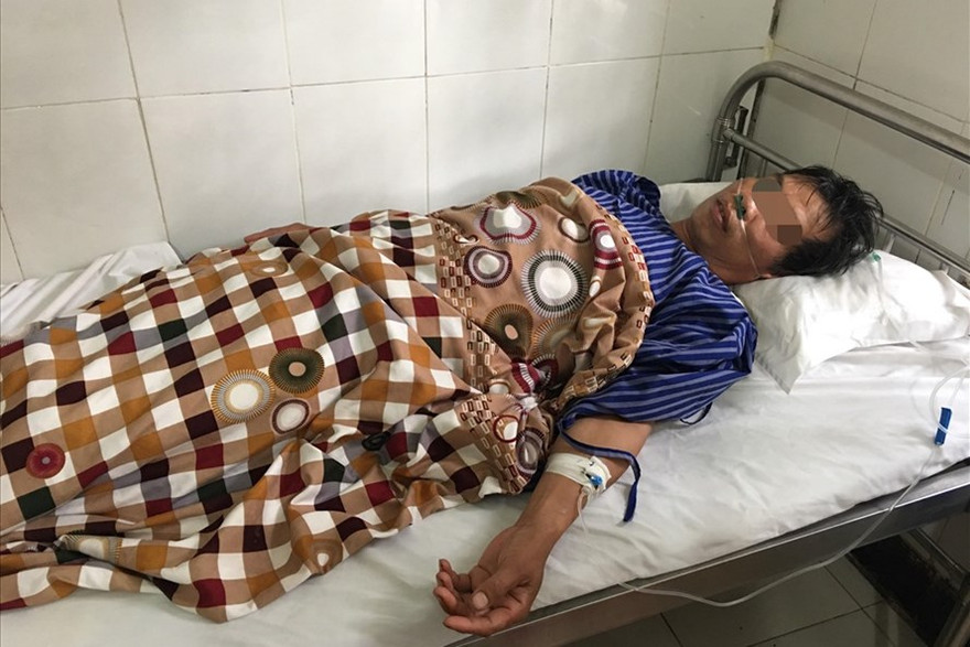 Ông T đang được cấp cứu tại bệnh viện .Ảnh: TL