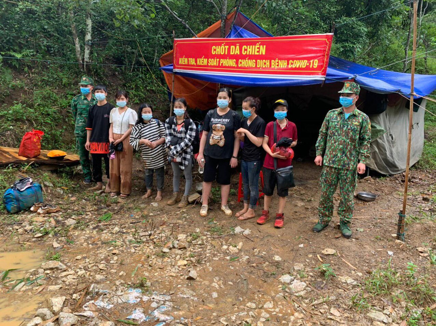 Các trường hợp vượt biên trái phép theo đường mòn để vào lãnh thổ Việt Nam .Ảnh: Duy Chiến