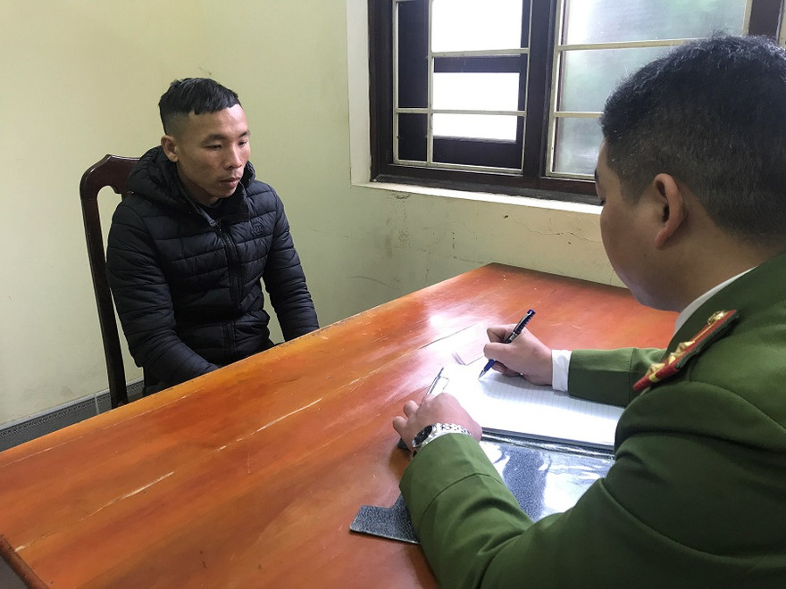 Đối tượng Tiến (bìa trái) khai nhận hành vi tại cơ quan công an *ảnh: N. Thái