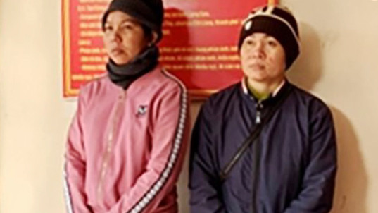 Hai đối tượng Điệp và Đal tại cơ quan công an. Ảnh: TĐ