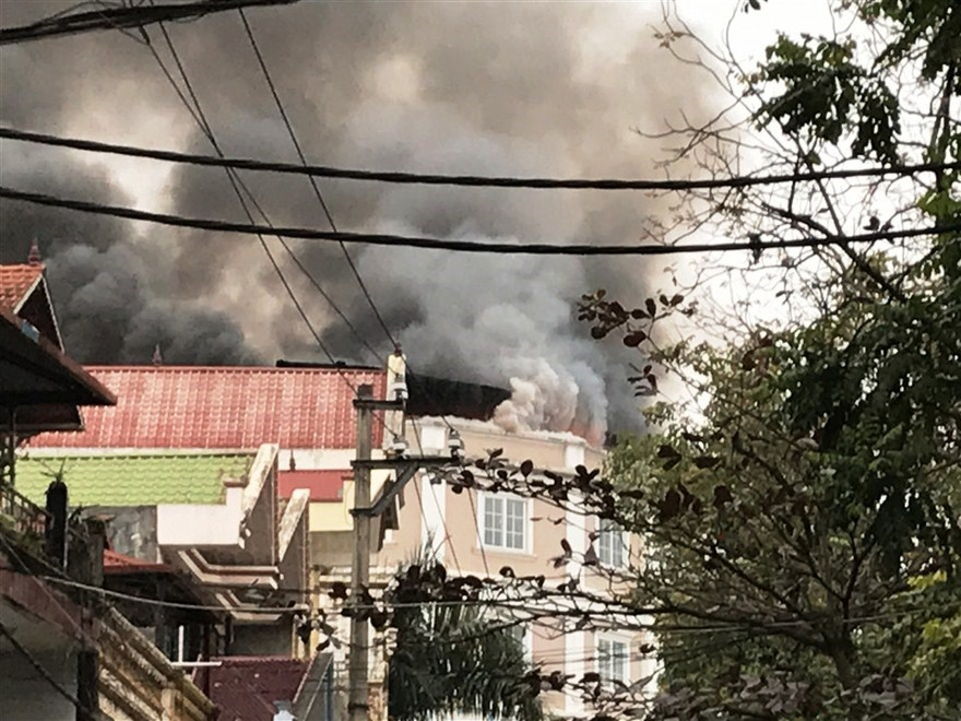 Ngọn lửa, khói bốc lên dữ dội từ sân thượng nhà hàng Thu Tường .Ảnh: PV