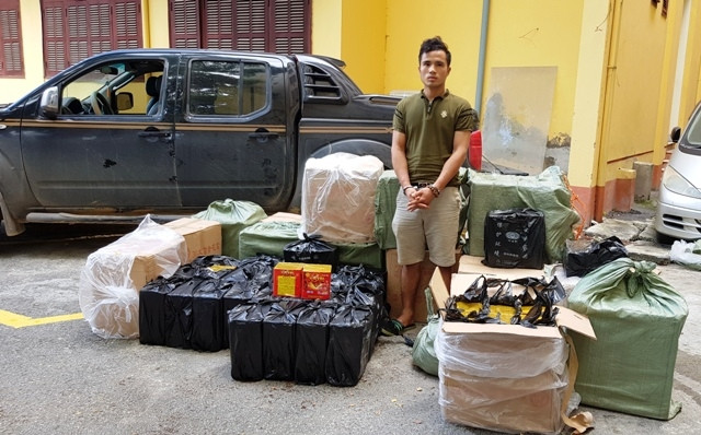 Đối tượng Dương cùng tang vật gần 600 kg pháo Trung Quốc nhập lậu. Ảnh: N.Thái