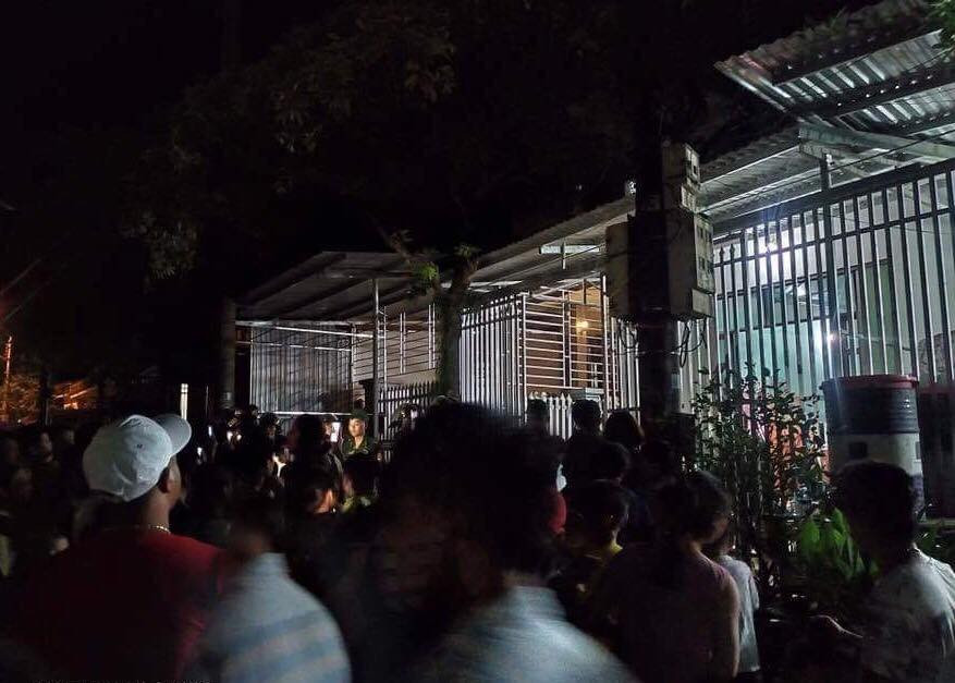 Vụ vây ráp thu hút sự chú ý, theo dõi của người dân địa phương. Ảnh: TL