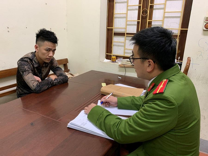 Đối tượng Đạt tại cơ quan công an .Ảnh: H.Mỹ 