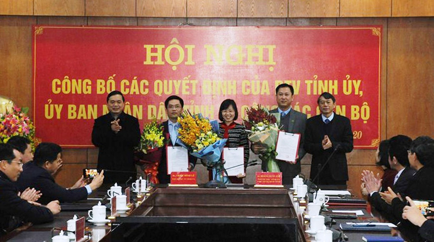 Tân Phó chánh Văn phòng Tỉnh ủy, UBND tỉnh Cao Bằng nhận quyết định, hoa chúc mừng của lãnh đạo tỉnh .Ảnh: V. Tiệp