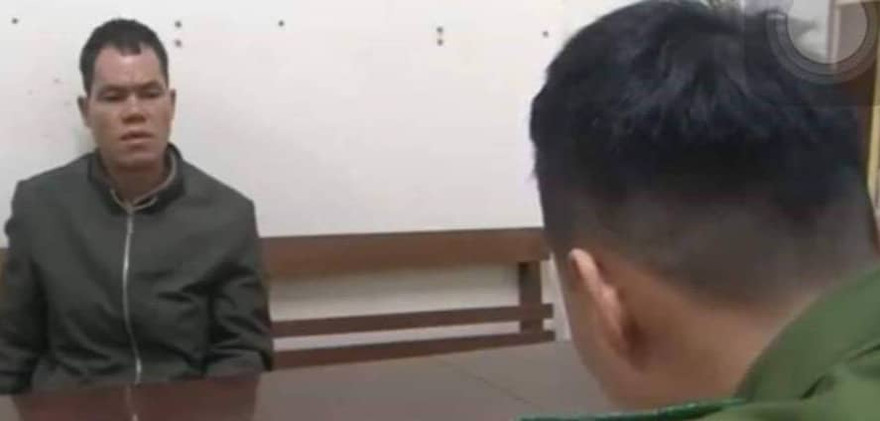 Đối tượng Cao (bìa trái) khai nhận hành vi tại cơ quan công an .Ảnh: TL