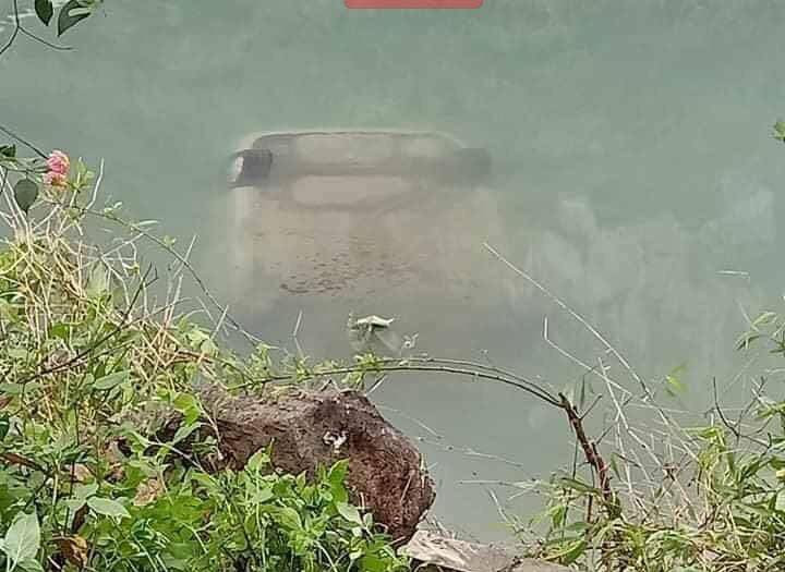Hiện trường vụ tai nạn, chiếc xe đã chìm nghỉm rất sâu dưới dòng suối vắng .Ảnh TL
