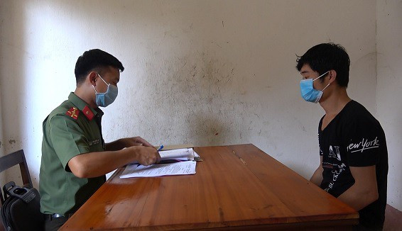 Đối tượng Xuyên (bìa phải) đang khai nhận hành vi tại cơ quan công an .Ảnh: T. Duyên 