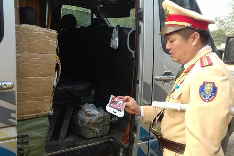 Xe ô tô khách lèn chặt hàng hóa . Ảnh: N.My 