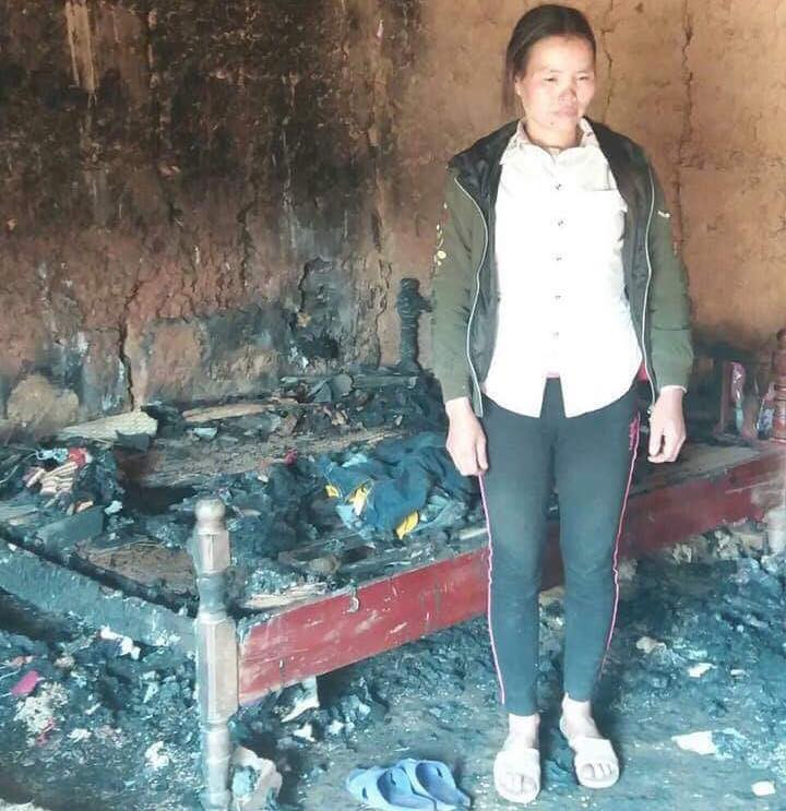 Bà Chến thẫn thờ trước cảnh tan hoang do hỏa hoạn .Ảnh: TL