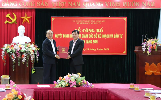 Ông Nguyễn Hữu Chiến nhận quyết định làm Giám đốc Sở KH-ĐT. Ảnh: Duy Chiến