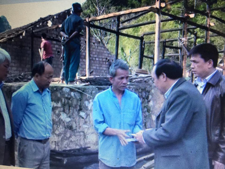 Chính quyền và nhân dân hỗ trợ gia đình ông Đức tại hiện trường vụ cháy *ảnh: CB