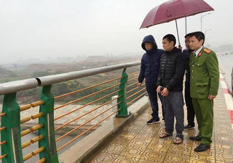 Đối tượng Truyện (giữa) thực nghiệm điều tra nơi vứt xuống sông Kỳ Cùng *ảnh: N.T