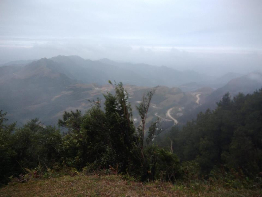 Băng tuyết đã tan trên đỉnh Mẫu Sơn, chỉ còn vệt trắng phía xa chân trời. Ảnh: TL