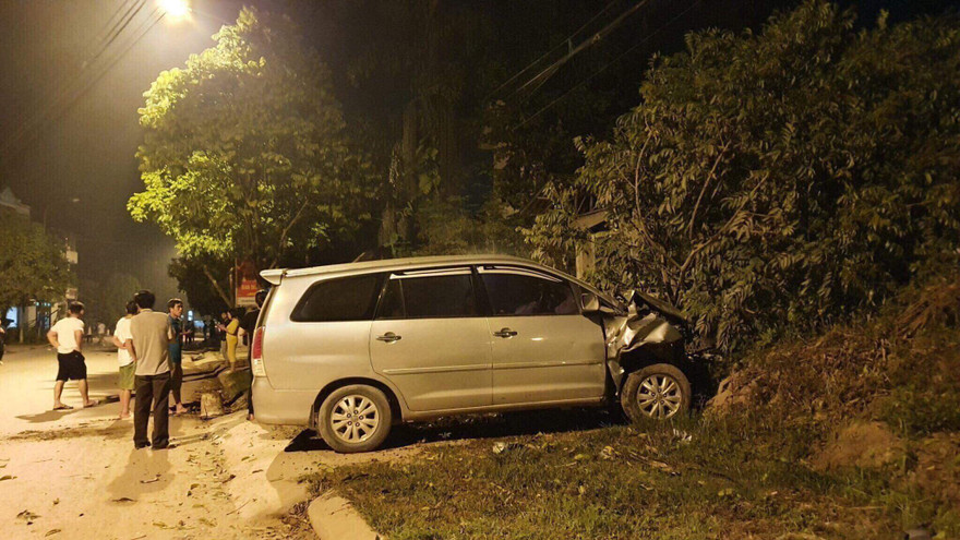 Hiện trường vụ tai nạn. Chỉ khi xe ô tô Inova đâm vào bờ đất mới dừng xe lại .Ảnh: Duy Chiến