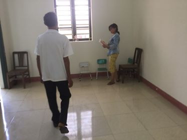 Cô Mơ cùng cha chuẩn bị rời Trung tâm BTXH tỉnh Lạng Sơn về quê .Ảnh: Duy Chiến