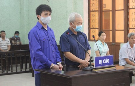 Bị cáo Dậu (trái) và Kim (phải), ra tòa lĩnh án .Ảnh: P.O