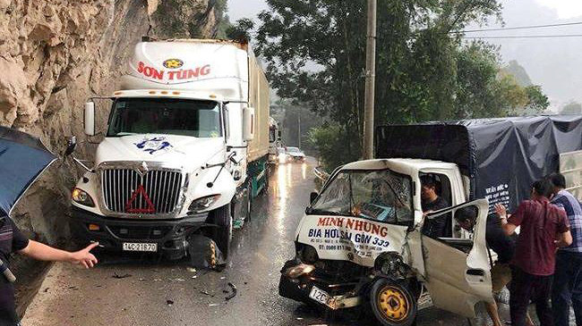 Cú đâm mạnh, trực diện, chiếc xe ô tô tải xoay ngang đường, suýt rơi xuống vực sâu. Ảnh: TL