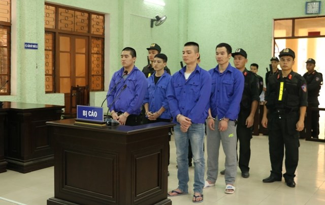 Nhóm bị cáo buôn 62 bánh ma túy ra tòa, lĩnh án tử hình .Ảnh: P.O