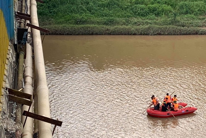 Lực lượng cứu hộ đang nỗ lực tìm kiếm tung tích cô gái .Ảnh: Duy Chiến