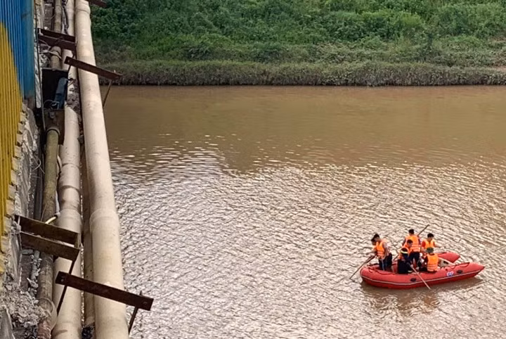 Lực lượng cứu hộ đang nỗ lực tìm kiếm tung tích cô gái .Ảnh: Duy Chiến