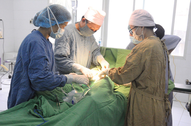 Các y, bác sỹ phẩu thuật lấy dị vật *ảnh: BV