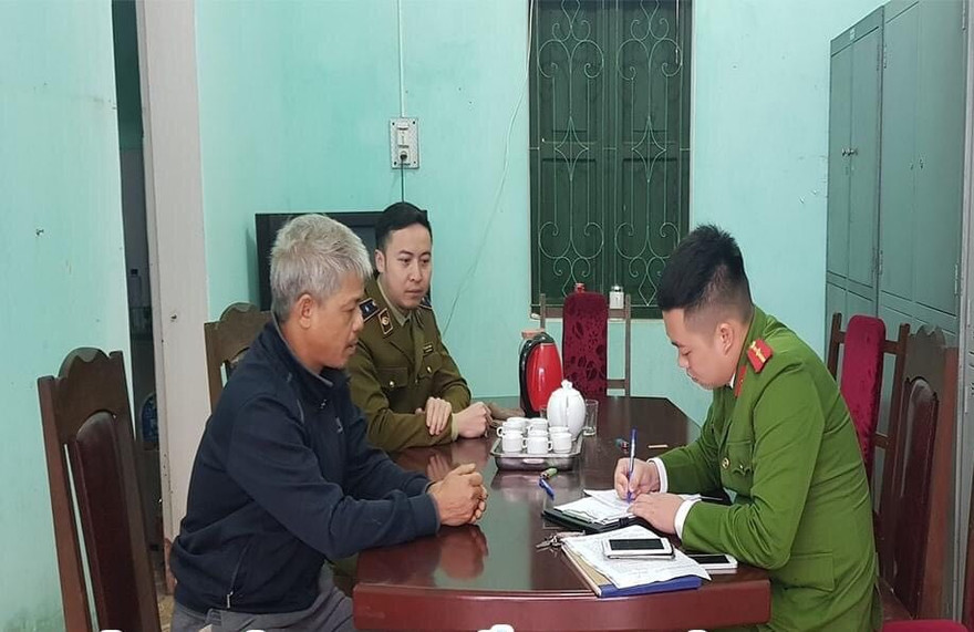 Ông Thiệp (bìa trái) khai nhận hành vi tại cư quan điều tra .Ảnh: TL 