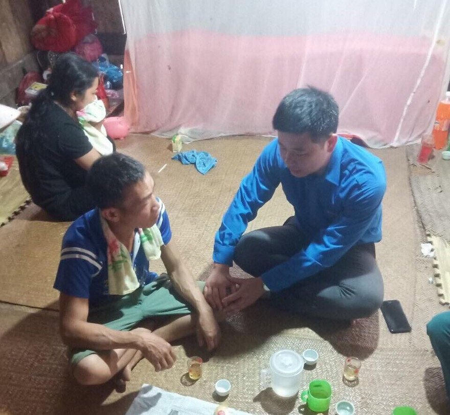 Anh Tô Ngọc Anh, Phó Bí thư Huyện đoàn Tràng Định (bìa phải) thăm hỏi, động viên gia đình nạn nhân Hà Thị Lý Thơ .Ảnh: Duy Chiến