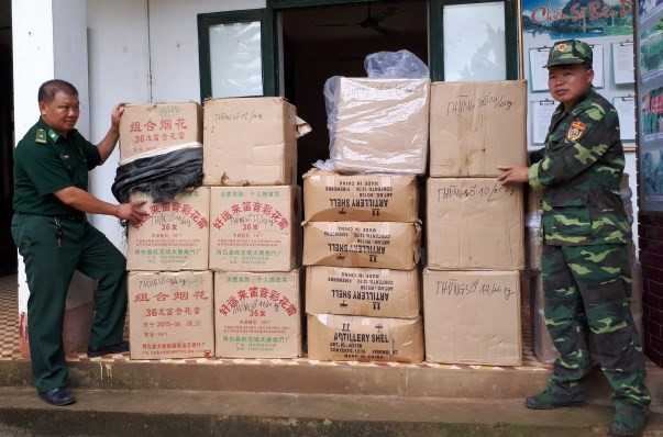 Lực lượng Biên phòng Cao Bằng kiểm đếm số pháo giấu trong hang đá *ảnh: TL