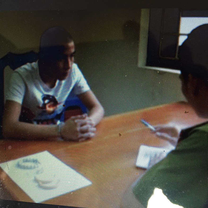 Đối tượng Trung (bìa trái) khai nhận hành vi tại công an huyện Lộc Bình. Ảnh: Duy Chiến