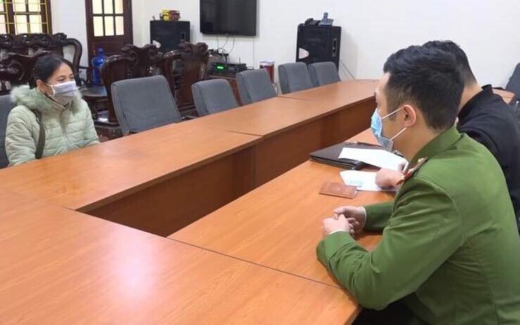 Bà Dâng (bìa trái) trình bày với các cơ quan chức năng về hành vi rời Trung đoàn 123 Lạng Sơn .Ảnh: TL