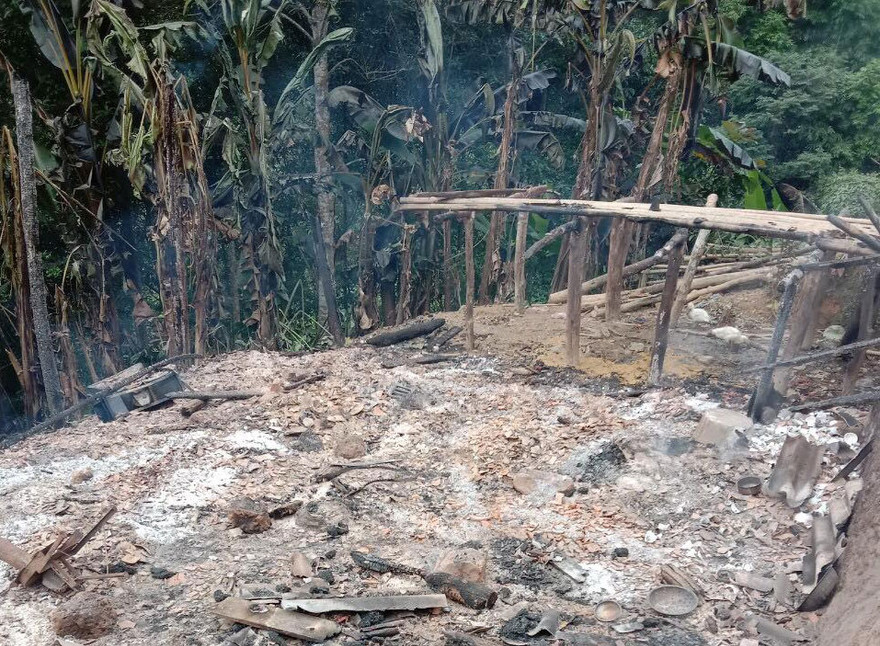 Do trời hanh khô nên chỉ thời gian ngắn, ngôi nhà đã bị thiêu rụi .Ảnh: TL 