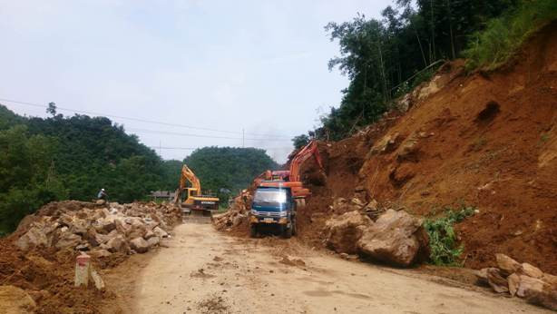 Các ngành chức năng huy động phương tiện khắc phục đoạn sạt lở đường lên khu du lịch Mẫu Sơn. Ả nh: TL