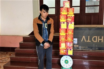 Đối tượng Truyền cùng tang vạt tại cơ quan công an .Ảnh: CB