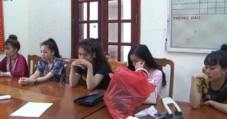 Năm đối tượng nữ khai nhận cùng sử dụng ma túy và bay lắc trong khách sạn .Ảnh: D. Linh