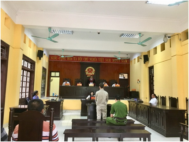 Bị cáo Dương ra tòa lĩnh án .Ảnh: X. Hữu