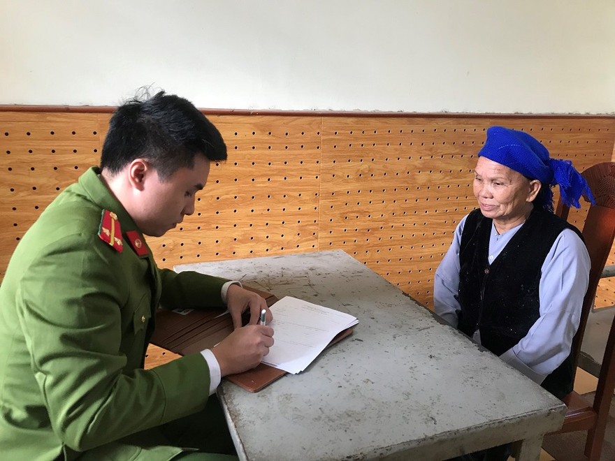 Bà Tần (bìa phải) khai nhận hành vi với cơ quan điều tra *ảnh: H. Thiện