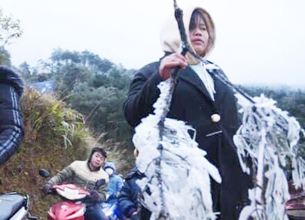 Băng tuyết dần tan, du khách vẫn ngược núi lên với Mẫu Sơn