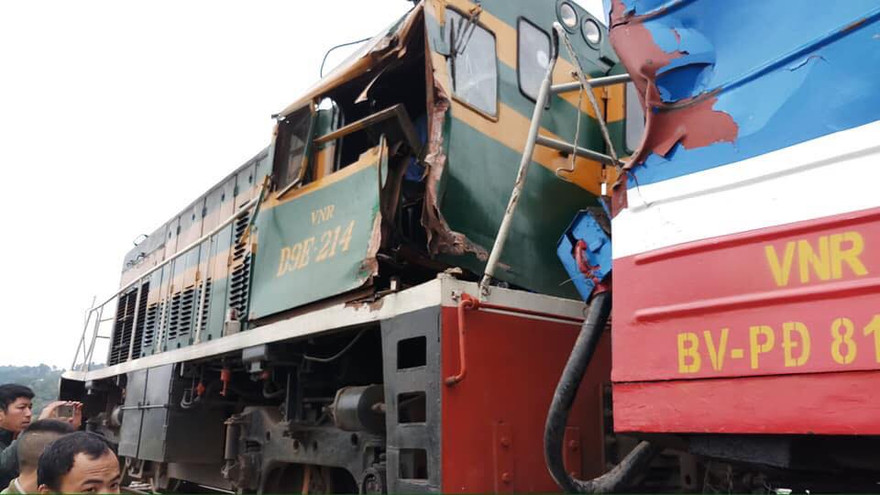 Đầu tàu hỏa hư hỏng sau cú va chạm. Ảnh: TL