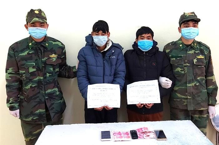 Đối tượng Huấn và Sơn (giữa) tại cơ quan Biên phòng tỉnh Cao Bằng .Ảnh: T. Tùng 