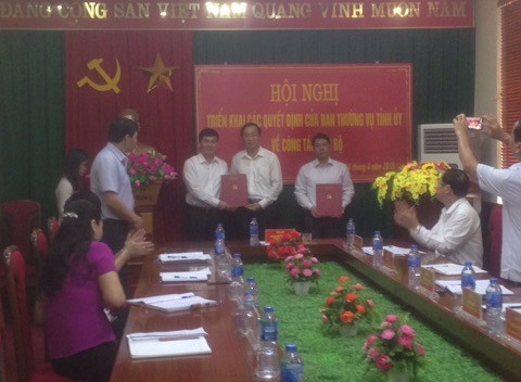 Ông Học (bìa trái) và ông Sơn (bìa phải) nhận Quyết định luân chuyển công tác từ Lãnh đạo tỉnh *ảnh: H.N